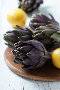 Ahşap masa üzerinde ham taze artichocke