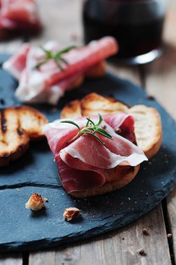 Geleneksel İtalyan crostini jambon ve şarap