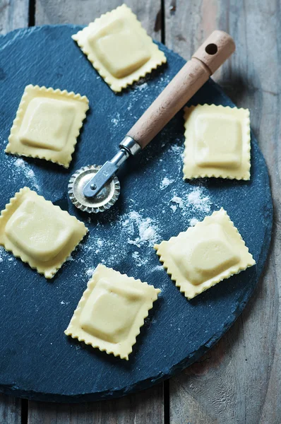 Pastas italianas caseras sobre la mesa, enfoque selectivo —  Fotos de Stock