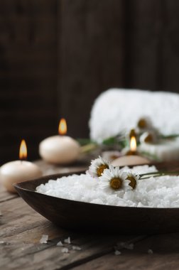 Daisy, beyaz tuz ve mumlar Spa konseptiyle 