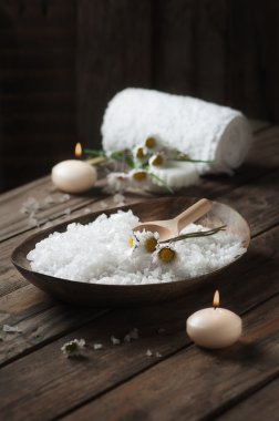 Daisy, beyaz tuz ve mumlar Spa konseptiyle