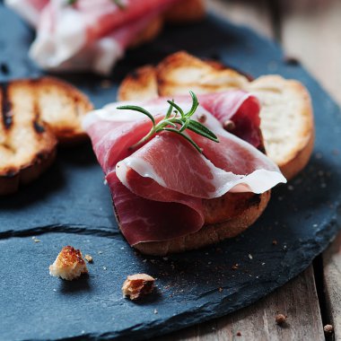 Geleneksel İtalyan crostini jambon ve şarap