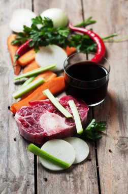 Ham taze Dana ossobuco yapmak için shin