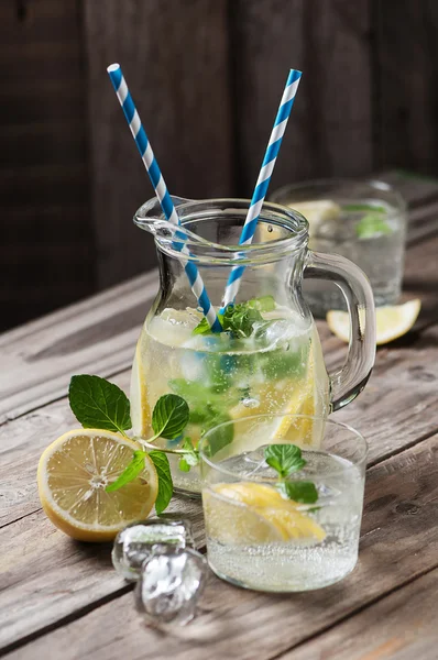 Lemonade with fresh lemon and mint — Stock Photo, Image