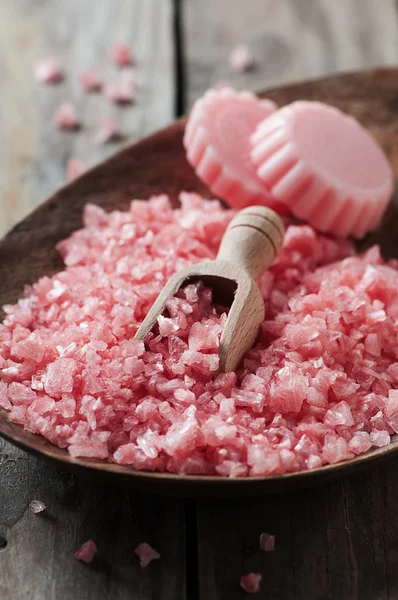 Concepto de spa con jabón y sal rosa — Foto de Stock