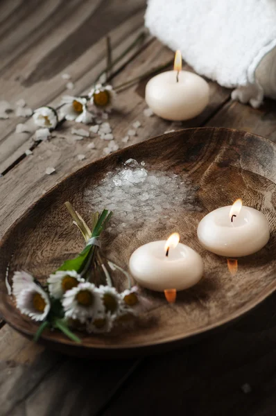 Spa concept met daisy, witte zout en kaarsen — Stockfoto
