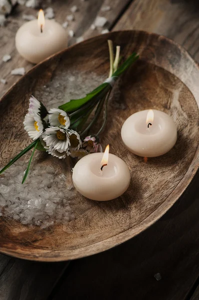 Spa concept met daisy, witte zout en kaarsen — Stockfoto
