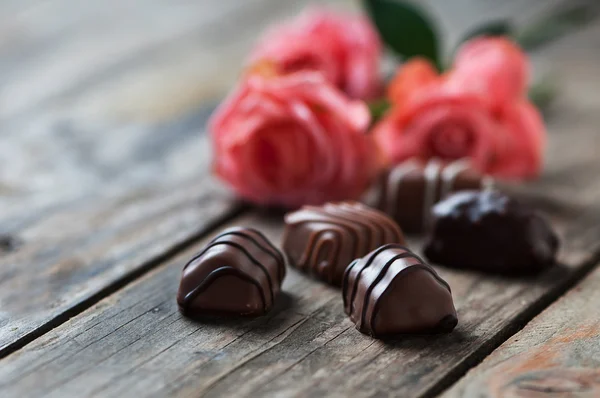 Rózsa és a Valentin-napi csokoládés cukorkák — Stock Fotó