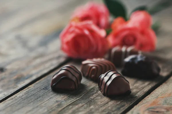 Троянди та шоколадні цукерки на день Святого Валентина — стокове фото