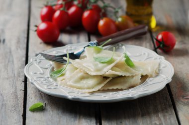 Ahşap masa üzerinde İtalyan geleneksel mantı