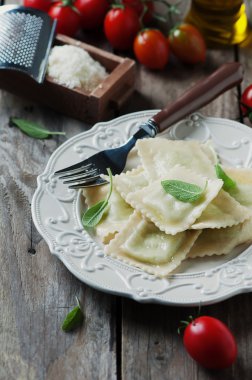 Ahşap masa üzerinde İtalyan geleneksel mantı