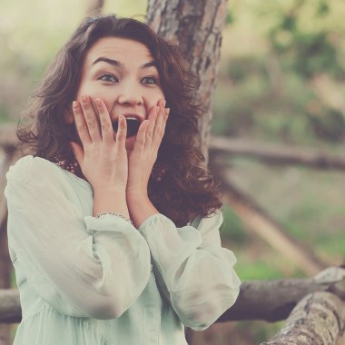 mutlu Asyalı kadın