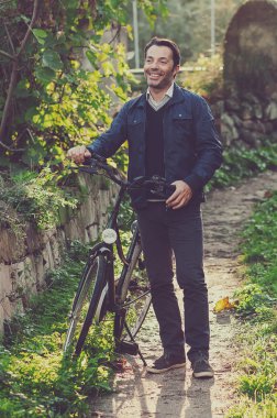 Parkta mutlu motorcu