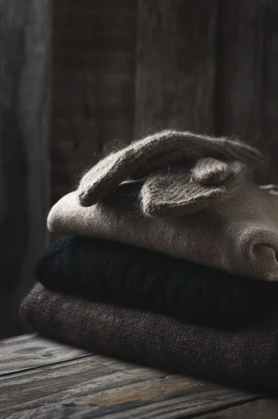 Natureza morta com camisolas de lã e aquecedores de perna — Fotografia de Stock