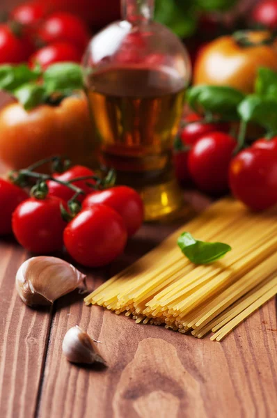 Спагетти и помидоры с травами — стоковое фото