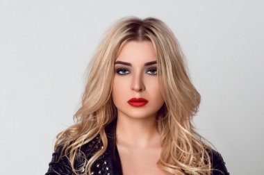 Profesyonel makyajlı güzel bir kadın.