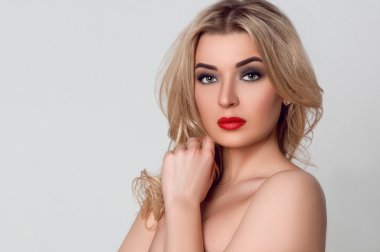 Profesyonel makyajlı güzel bir kadın.