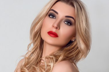 Profesyonel makyajlı güzel bir kadın.