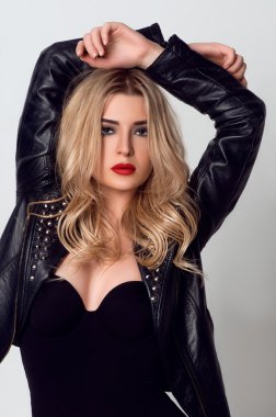 Profesyonel makyajlı güzel bir kadın.