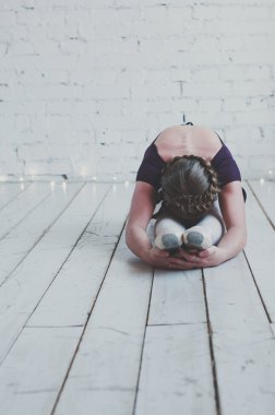 Genç balerin dansçı da onun teknikleri gösteren tutu