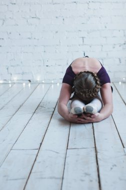 Genç balerin dansçı da onun teknikleri gösteren tutu