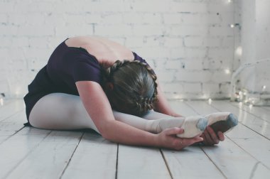 Genç balerin dansçı da onun teknikleri gösteren tutu