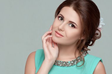 Profesyonel makyajlı güzel bir kadın.