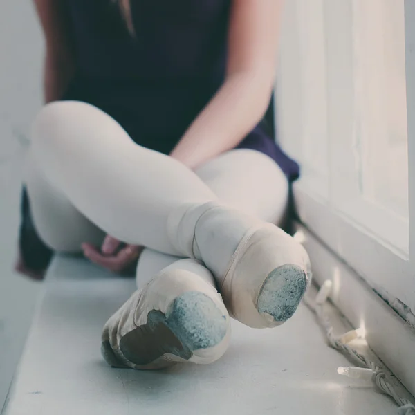 Young ballerina dancer in tutu showing her techniques — Stock Photo, Image