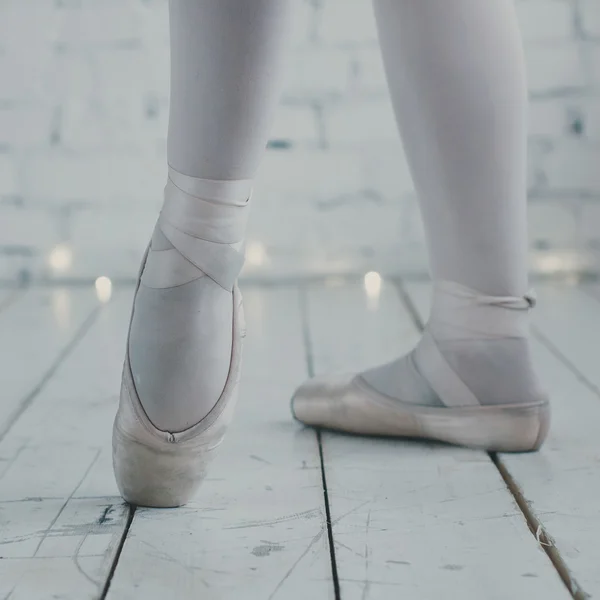 Young ballerina dancer in tutu showing her techniques — Stock Photo, Image