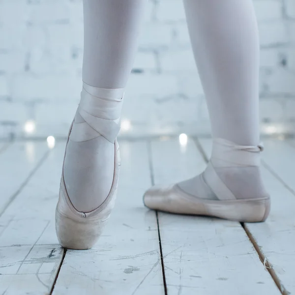 Young ballerina dancer in tutu showing her techniques — Stock Photo, Image