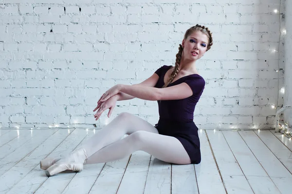 Young ballerina dancer in tutu showing her techniques — Stock Photo, Image