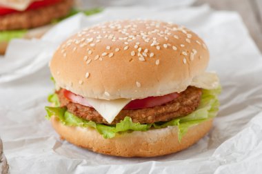 Masanın üzerine Amerikan çizburger