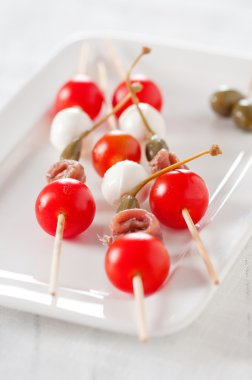 Domates, mozzarella peyniri, Kapari ve hamsi