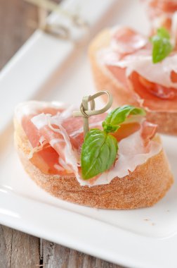 Ekmek ve fesleğen ile jambon