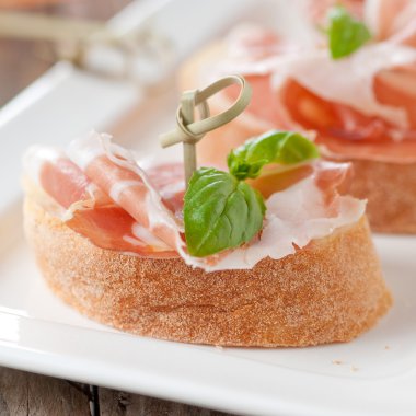 Ekmek ve fesleğen ile jambon