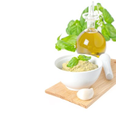 Pesto fesleğen, peynir ve petrol şişe ile