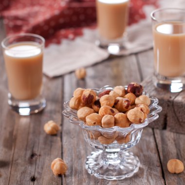 Tatlı likör ile fındık