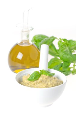 Pesto fesleğen, peynir ve petrol şişe ile