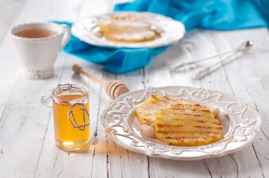 Bal ile pişmiş ananas