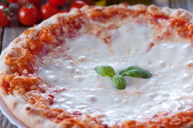 Pizza domates, fesleğen ve mozzarella ile