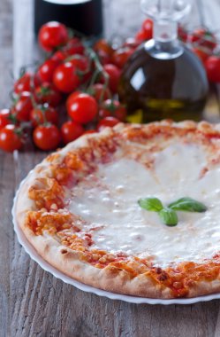 Pizza mozzarella, fesleğen ve domates ile