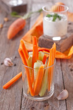 Yoğurt, havuç ve salatalık