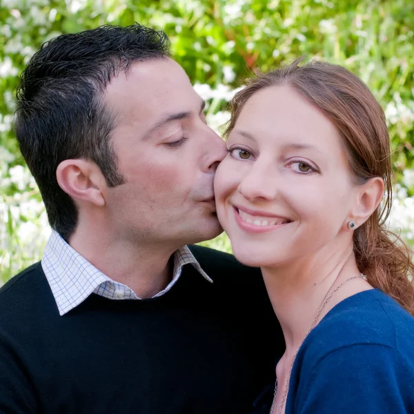 Junges glückliches Paar — Stockfoto