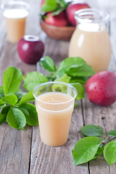 Apple juice with apples — Stock Photo, Image