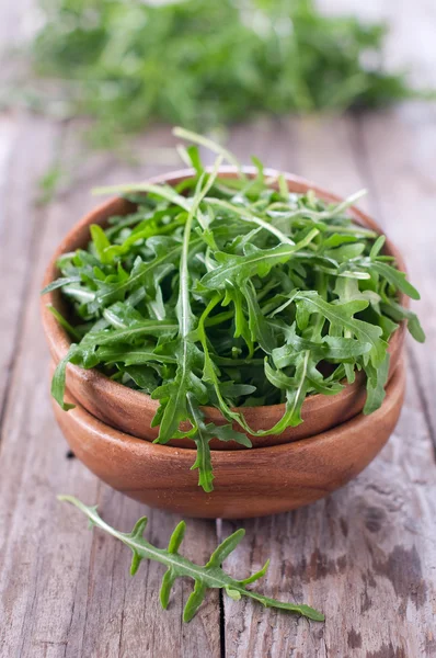 Verse rucola in de kom — Stockfoto