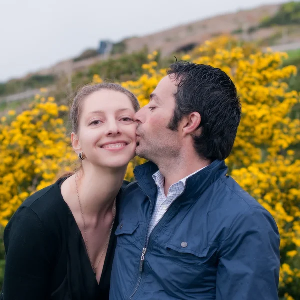 Man kissing woman — Stock Photo, Image