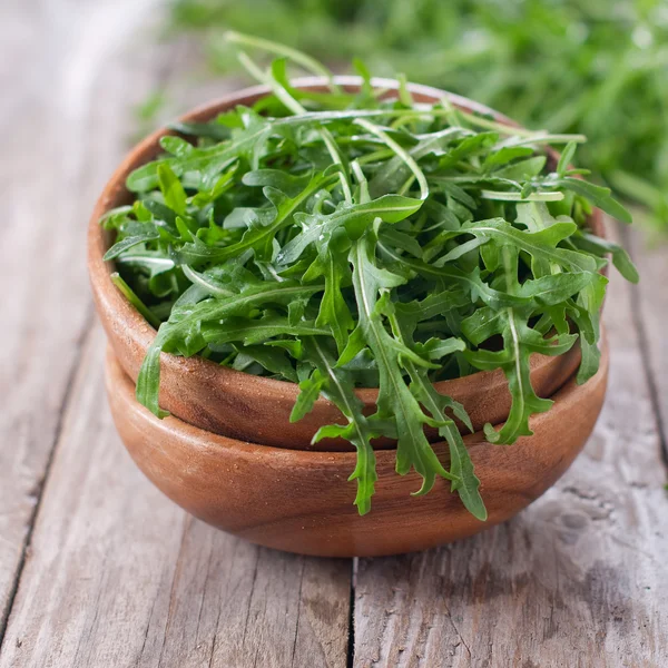 Frischer Rucola in Schüssel — Stockfoto