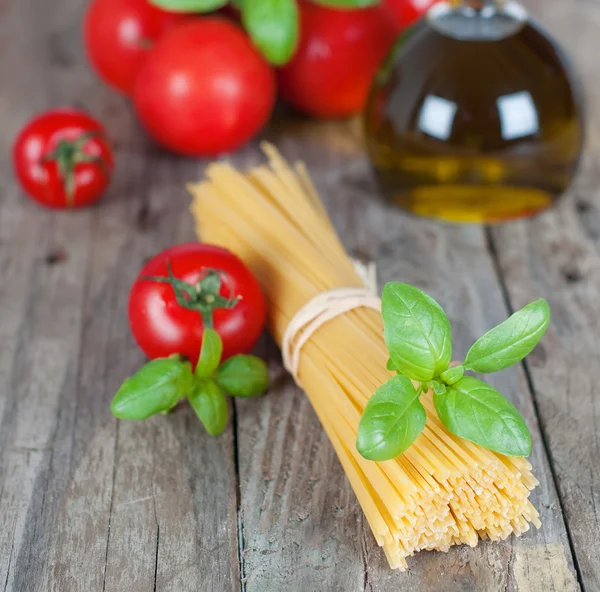 Domates, petrol şişe ve fesleğen ile makarna