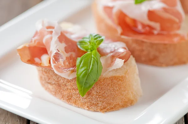 Prosciutto italiano con pane , — Foto Stock