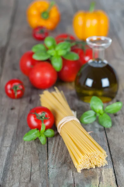 Makarna, sebze ile petrol şişe